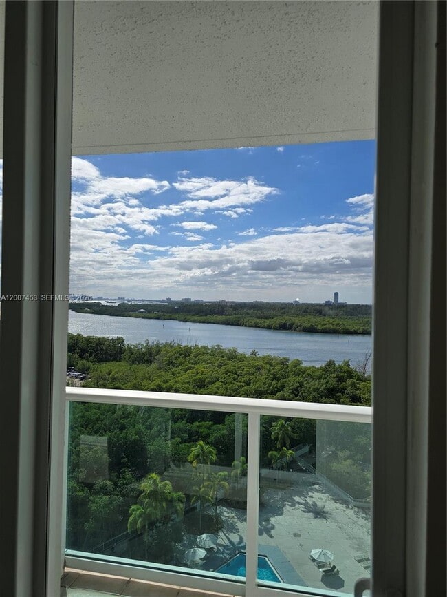 Building Photo - 100 Bayview Dr