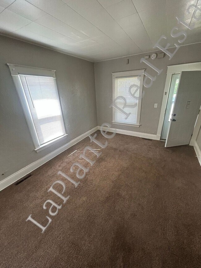 Building Photo - Comfortable Single-Family Home for Rent