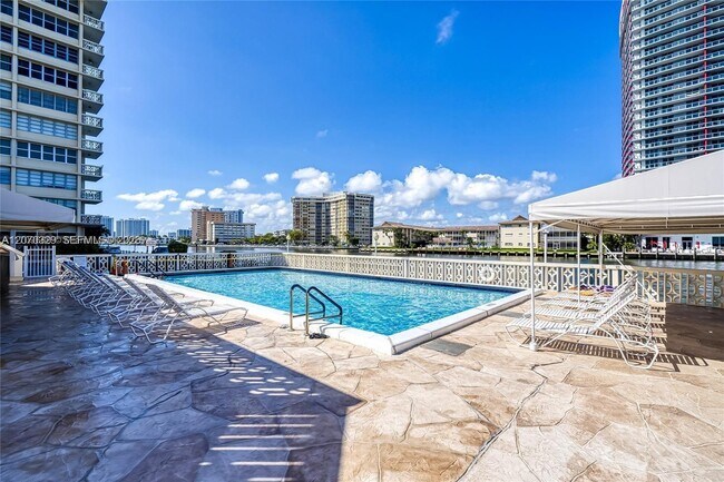 Building Photo - 1817 S Ocean Dr