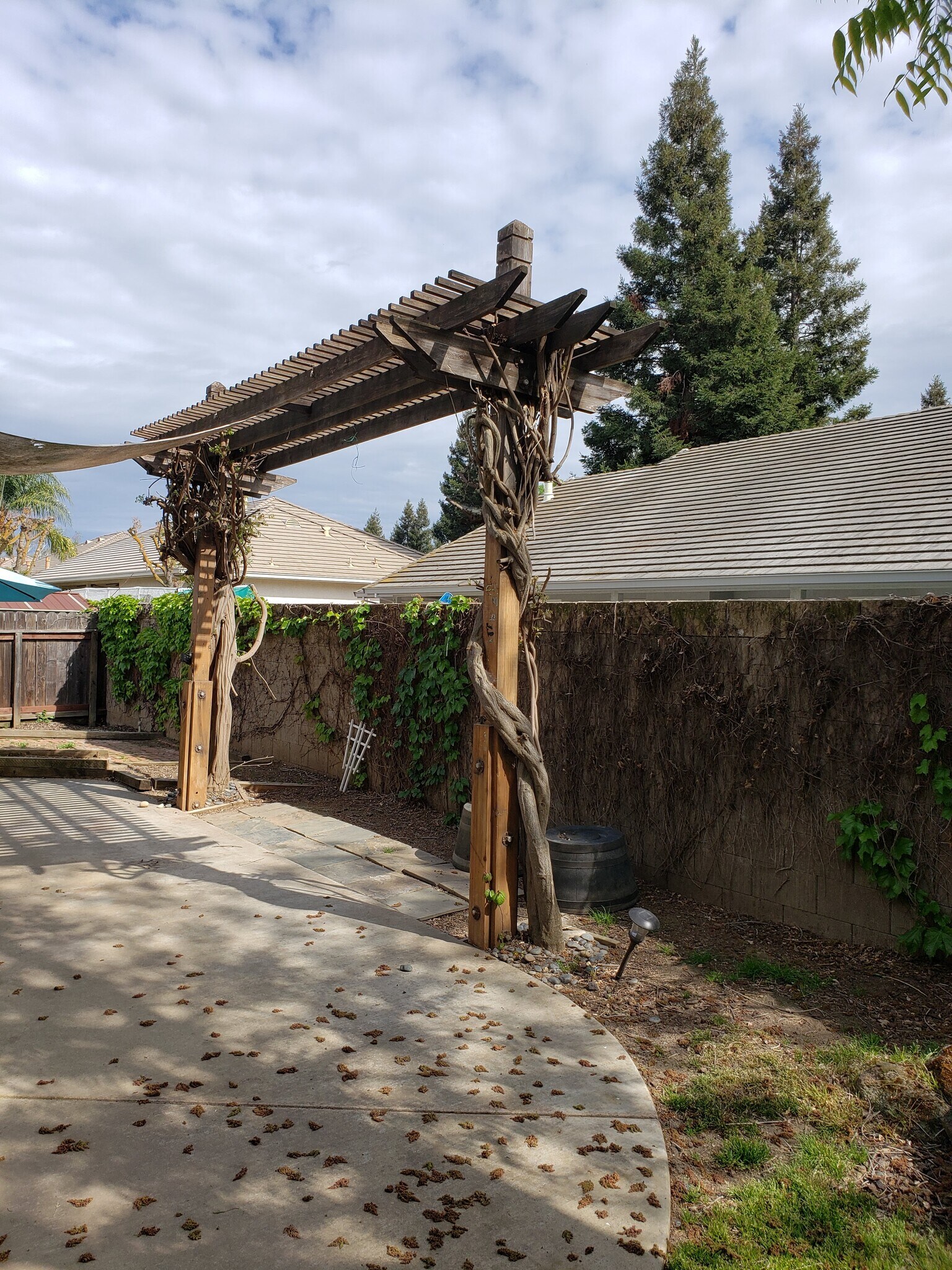 Building Photo - 2054 Pinehurst Ct