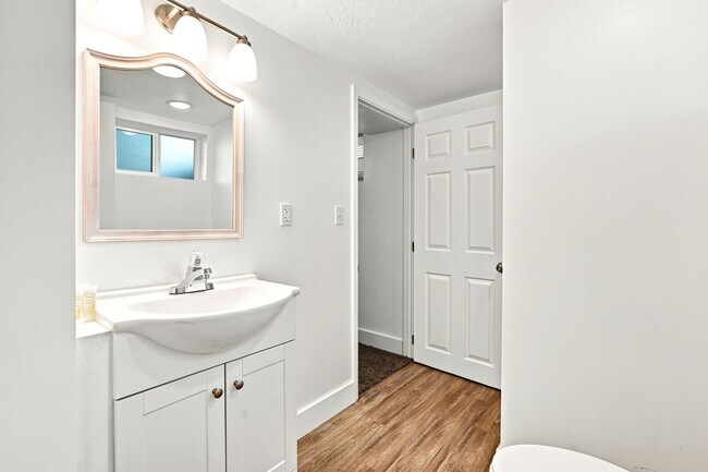Building Photo - Newly Remodeled 4 Bedroom Home in Roy!