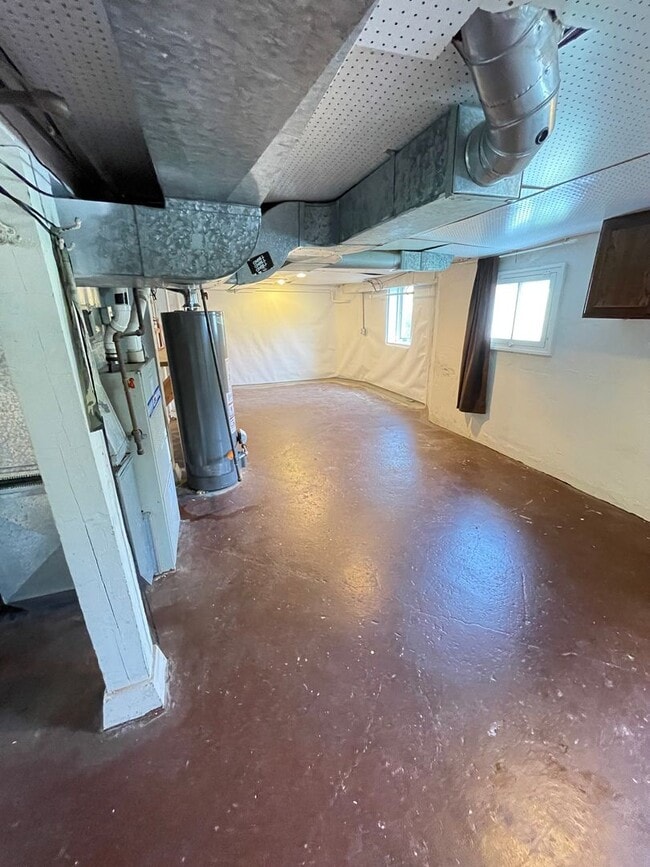 Building Photo - AVAILABLE JULY- 3 Bedroom, 1.5 Bath Home!