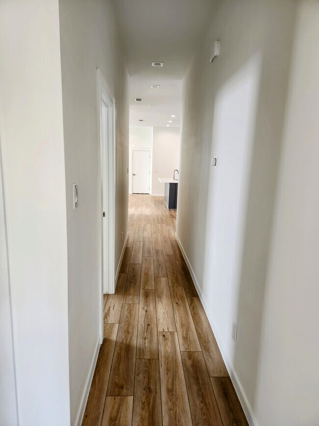 Building Photo - 2707 W Kerria Ave