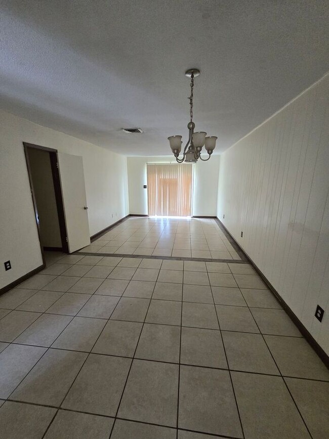 Building Photo - 2bedrooms 1.5Baths Townhome/Condo Availabl...