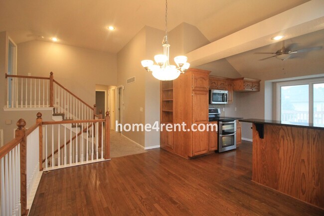 Building Photo - Beautiful Olathe Home, Updated Kitchen, Fe...