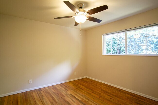 Building Photo - John's Landing 2Bdr in Garden Setting W Garage Ready Early September!