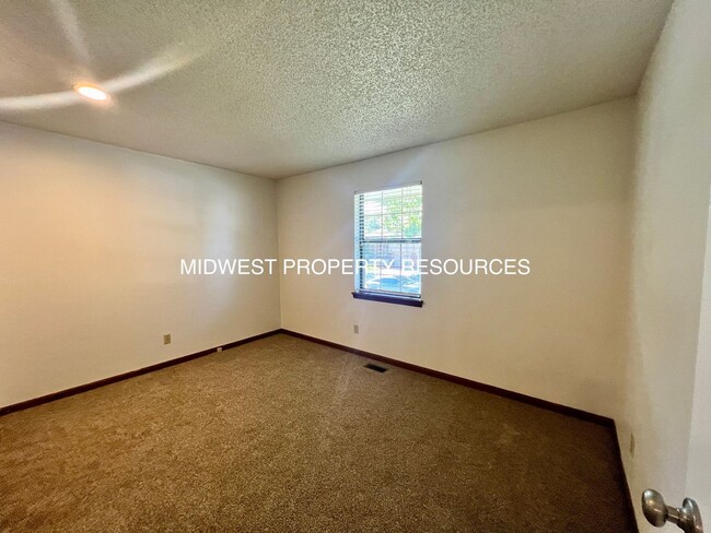 Building Photo - Freshly Updated 3 Bedroom Duplex