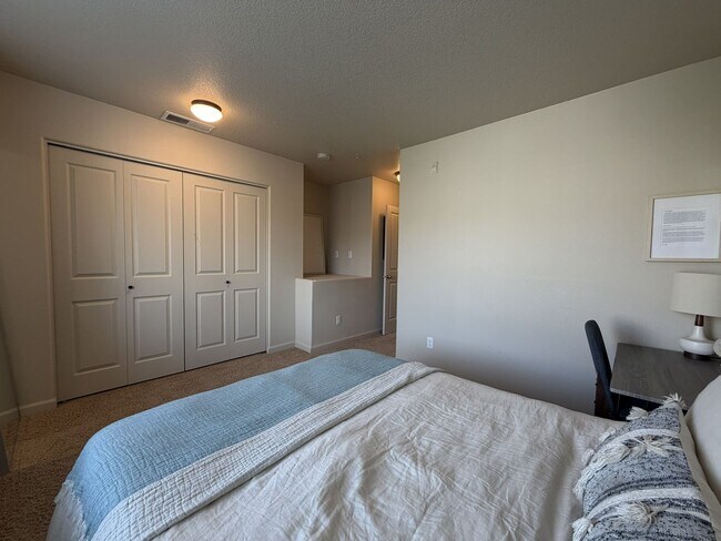 Building Photo - 10721 NE Gateway Pl