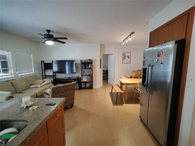 Building Photo - 1823 S Bayshore Ln