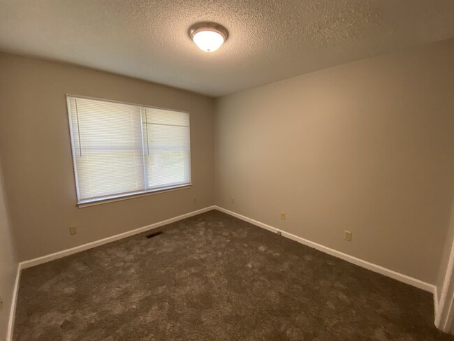 Building Photo - 3 bedroom 2 bath with attached garage