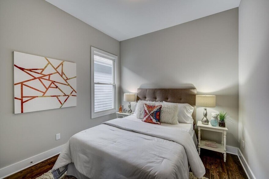 Additional bedroom comfortably fits a queen sized bed - 910 Sharpe Ave
