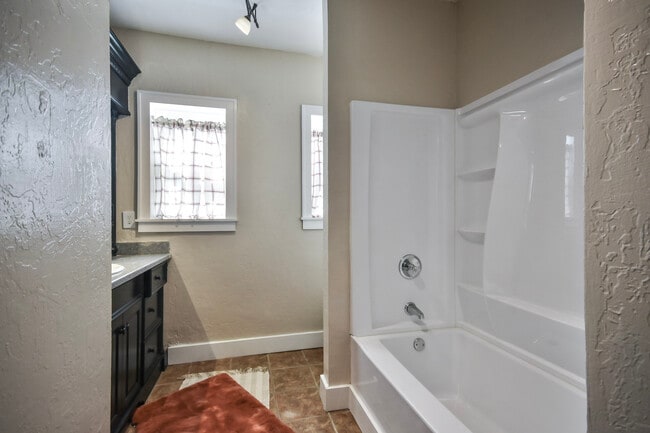 Building Photo - 1001 W Hackberry Ave