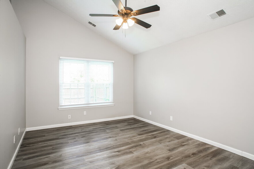 Building Photo - 5203 Pin Oak Dr