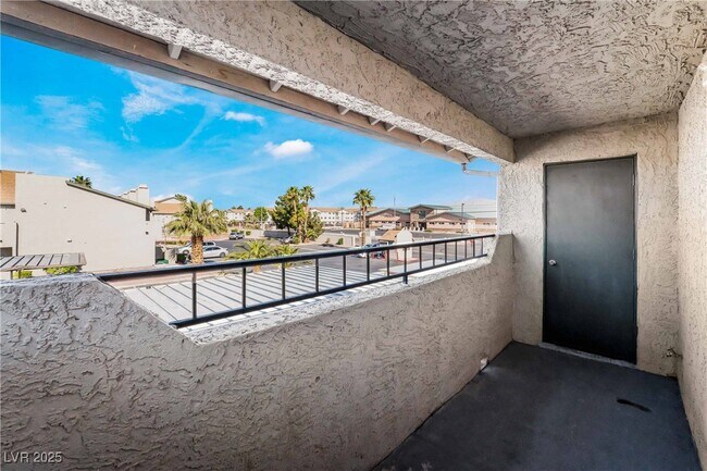 Building Photo - 3769 Carlyle Dr