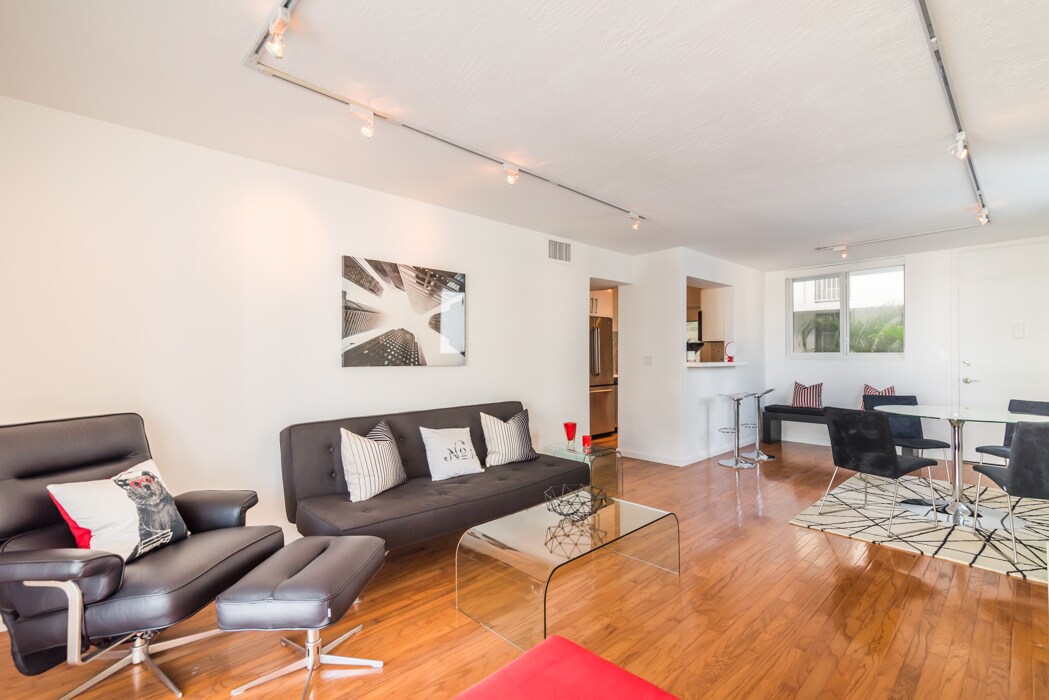 Building Photo - 1670 Bay Rd