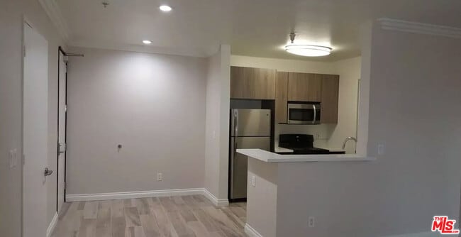 Building Photo - 7076 Hawthorn Ave