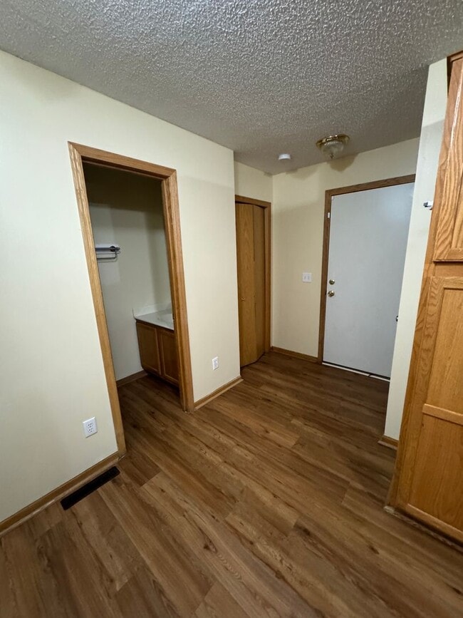 Building Photo - New paint and flooring! 3 bed/1.5 bath ove...