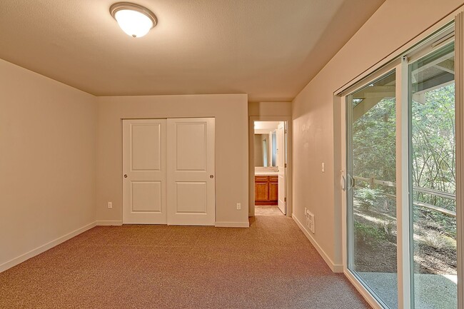Building Photo - Luxury 4 Bdrm Townhome - Dual Primary Suites!