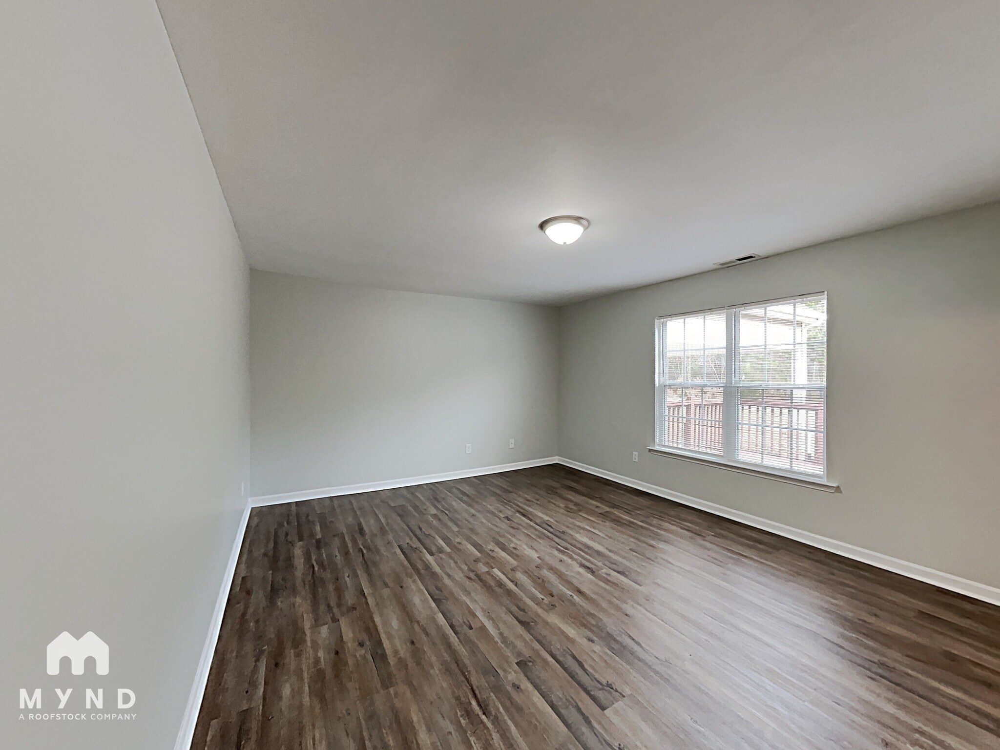 Building Photo - 345 E Village Dr