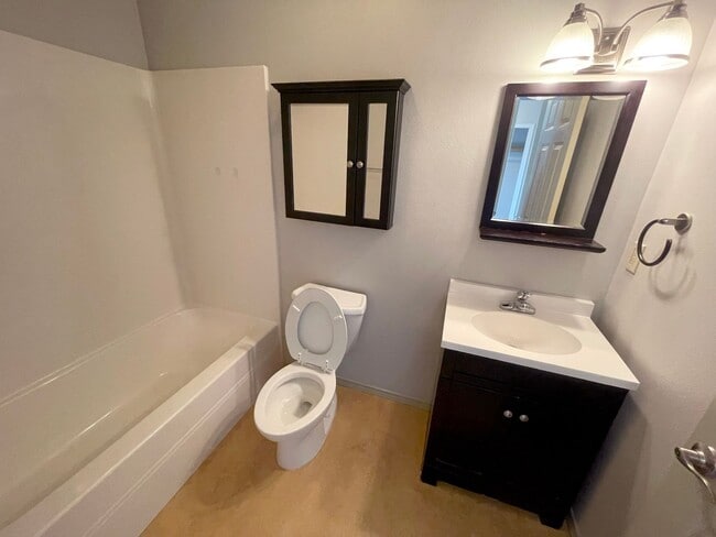 Building Photo - Great 6 bed, 6 bath Duplex Unit in North Portland with Laundry, Patio