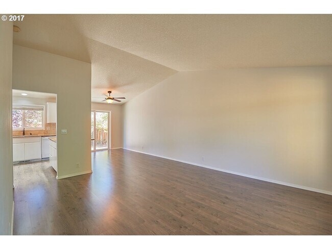 Building Photo - Lovely 3 Bed, 2 Bath Home in Dundee- Walking Distance to New Elementary School!