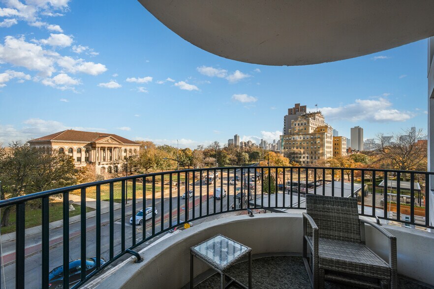 Building Photo - 2020 N Lincoln Park W