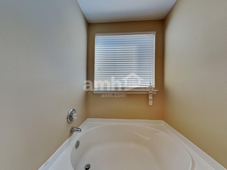 Building Photo - 2524 Ingleside Dr