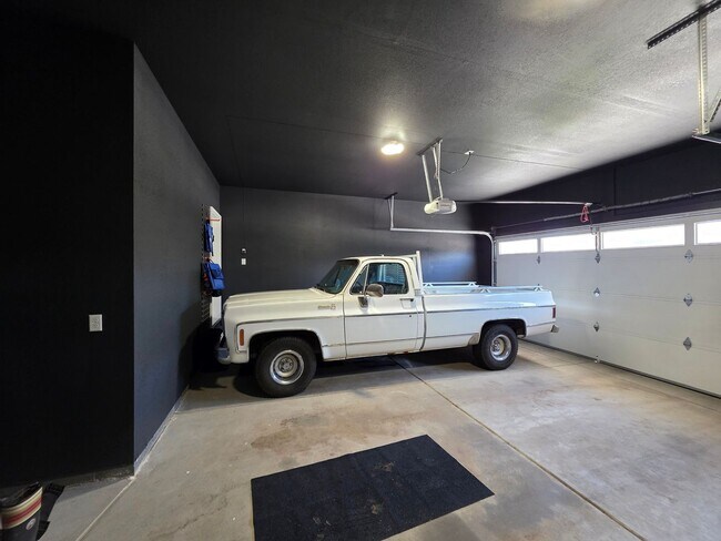 Building Photo - Beautiful Newer Build 3 Bedroom Home in Be...