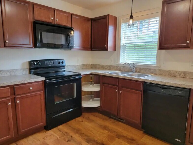 Building Photo - 639 Winding Ln