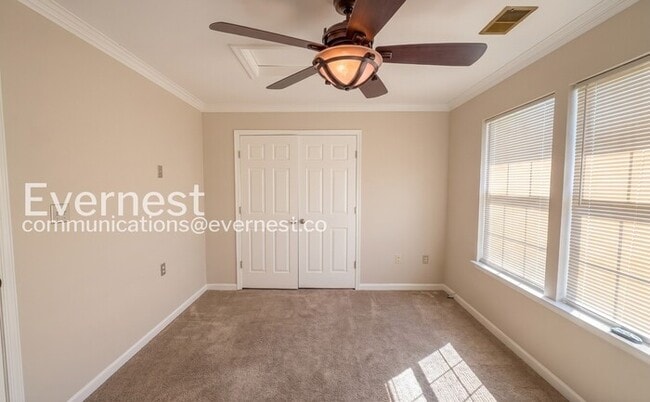 Building Photo - 2 Bed/1.5 Bath Townhome with Garage / Vouchers Accepted / Available Now!
