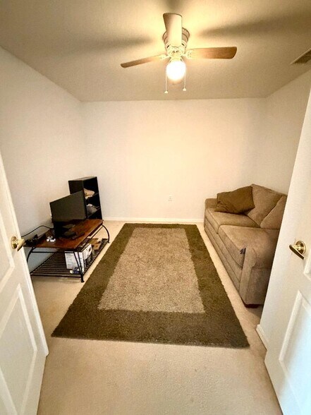 Building Photo - 8450 Kingbird Loop