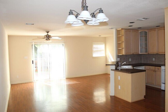 Building Photo - 4 bedroom 3 bath in the heart of North Campus