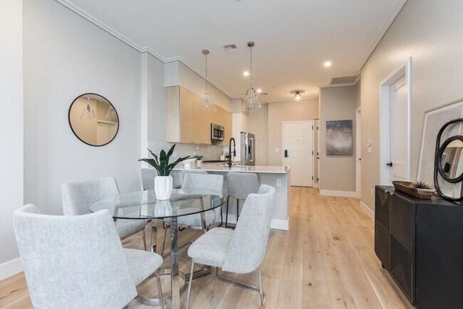 Building Photo - 1 bedroom den for 9/1 with garage parking!