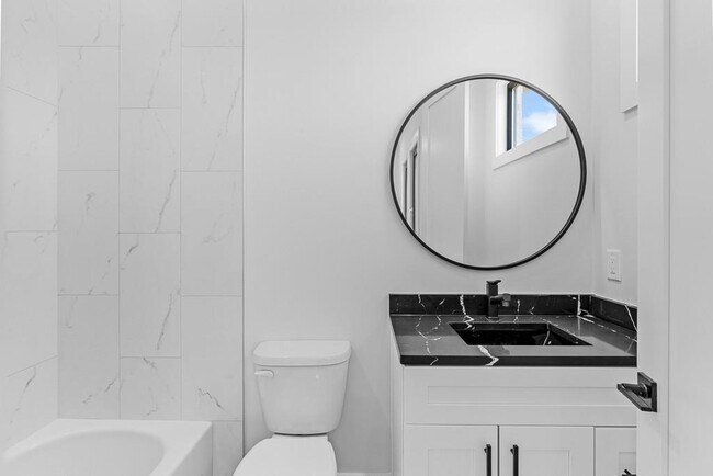 Building Photo - 555 Versailles Dr