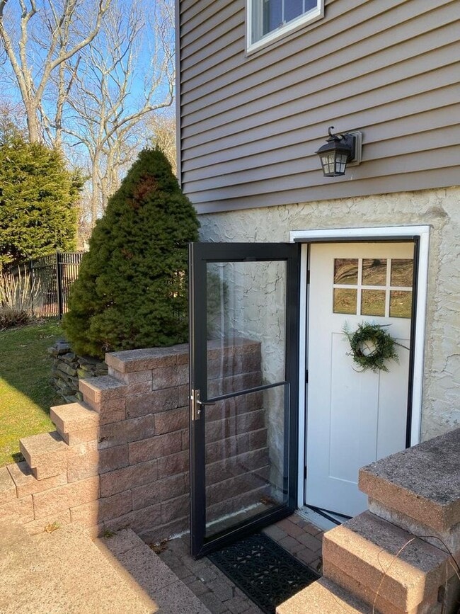 Building Photo - 55 Clover Ave