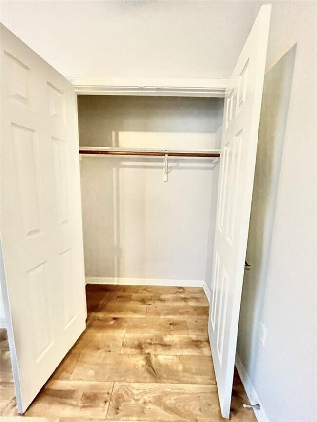 Building Photo - Spacious 4 Bed, 2.5 Bath. Perfect size and...