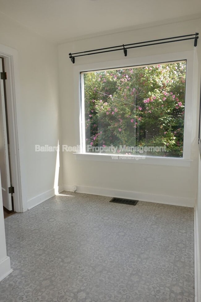 Building Photo - 3246 Conkling Pl W