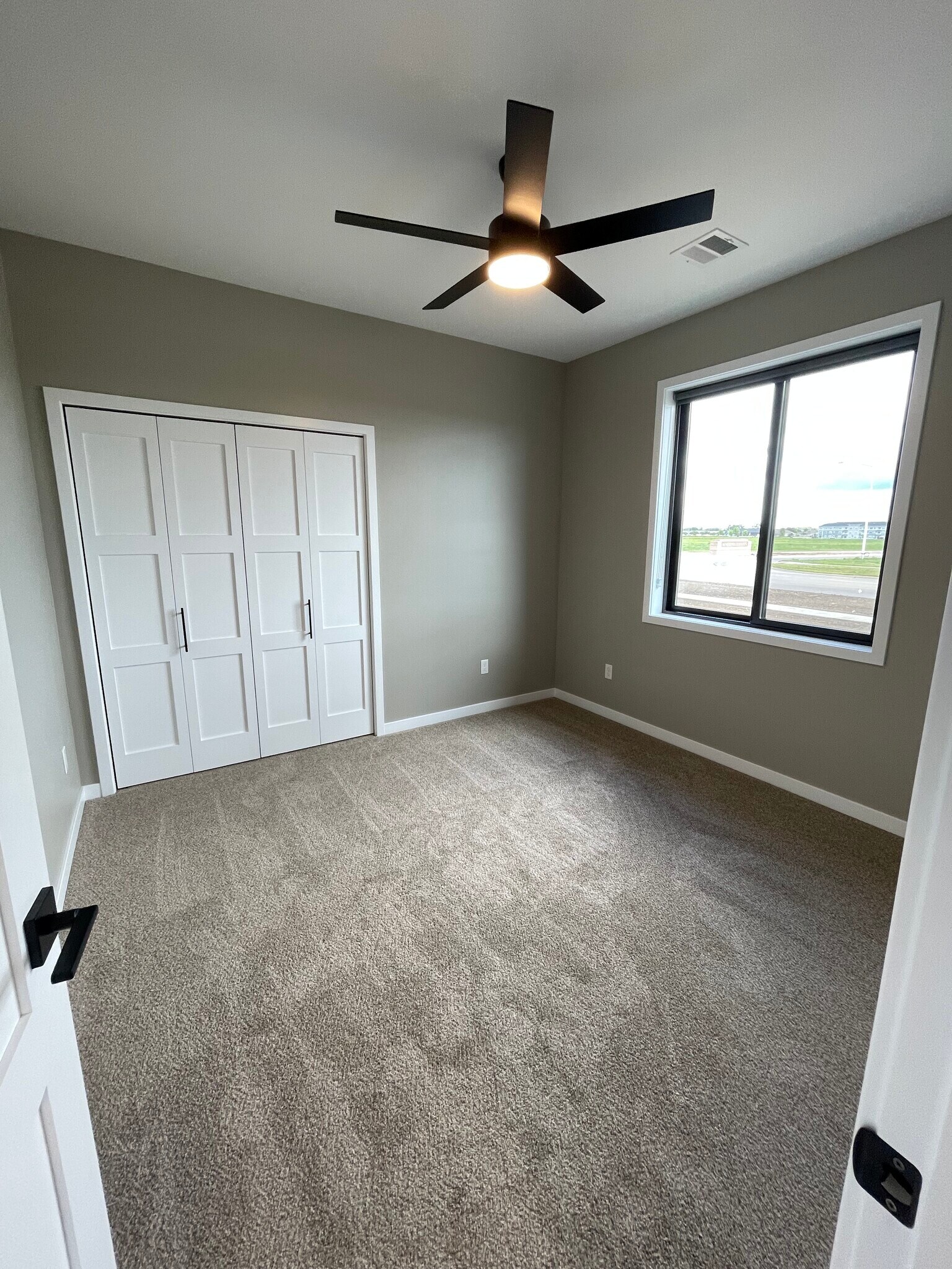 Building Photo - 328 E Blue Bell Dr