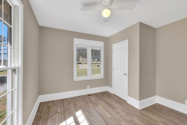 Building Photo - Beautiful renovated Home