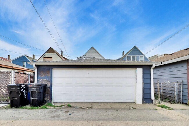 Building Photo - 2206 N Kostner Ave