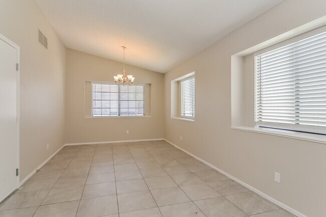 Building Photo - 2058 Waverly Cir