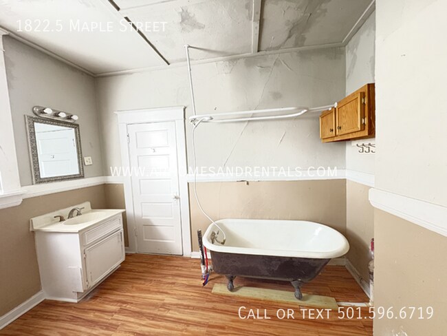 Building Photo - 1822.5 Maple St