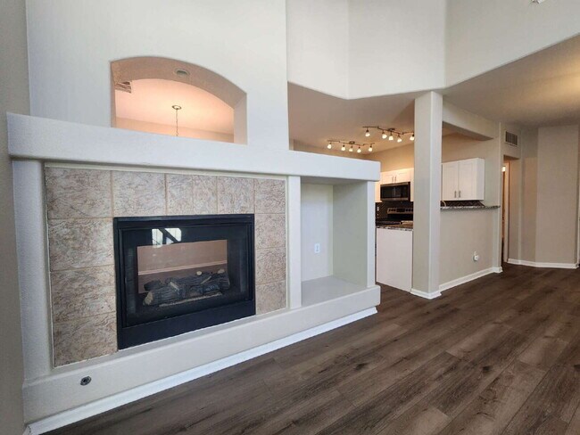 Building Photo - Spacious Two-Suite Townhome With Garage, Fireplace And Community Pool