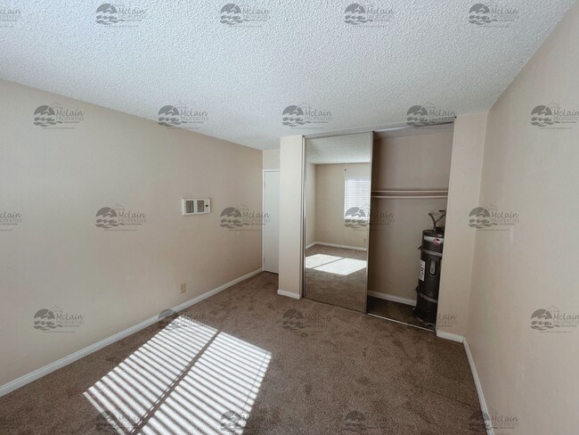 Building Photo - 3 Bed/2 Bath Two Story Townhome in Gated C...