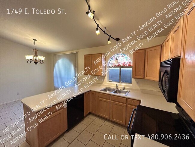 Building Photo - 1749 E Toledo St