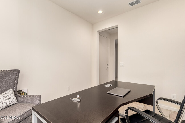 Building Photo - 3521 E Tina Dr