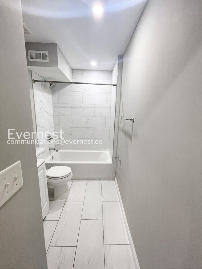 Building Photo - **Move in special**Charming 3-Bedroom Home with Modern Amenities and Prime Location / Available N...