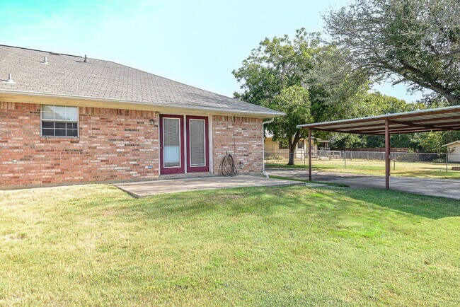 Building Photo - Nice Three Bedroom Duplex in Commerce in a...