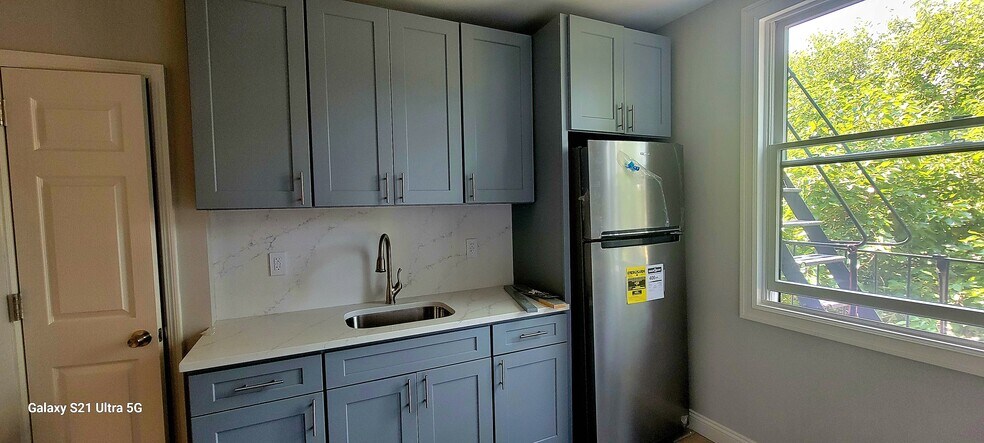 New aplaences - 723 Humboldt St