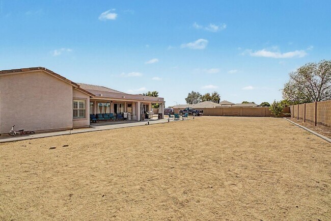 Building Photo - 8352 W San Juan Ave